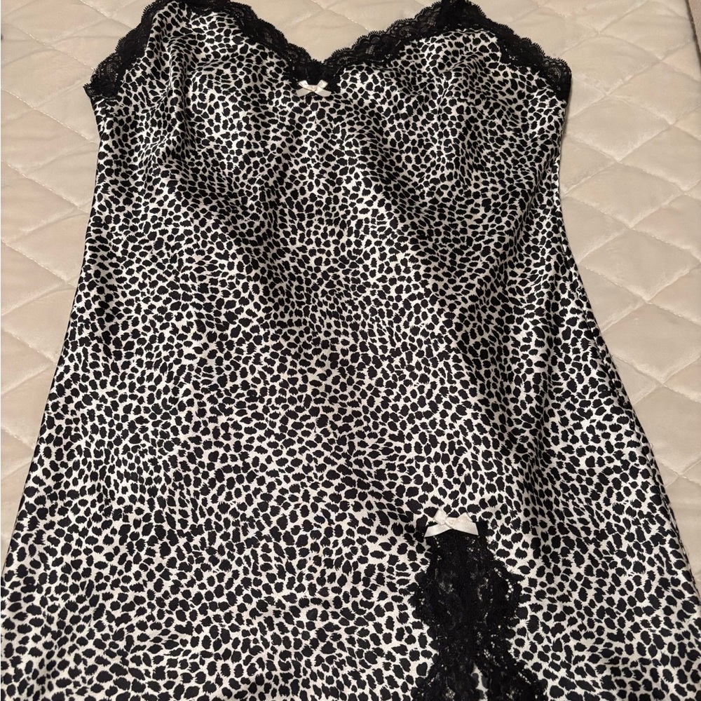 Victorias Secret short women’s nightgown, medium